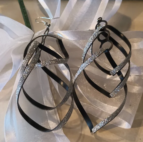 Swirl Geometric Earrings - Picture 5 of 10